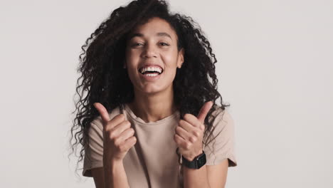 mujer afroamericana positiva sobre fondo blanco.