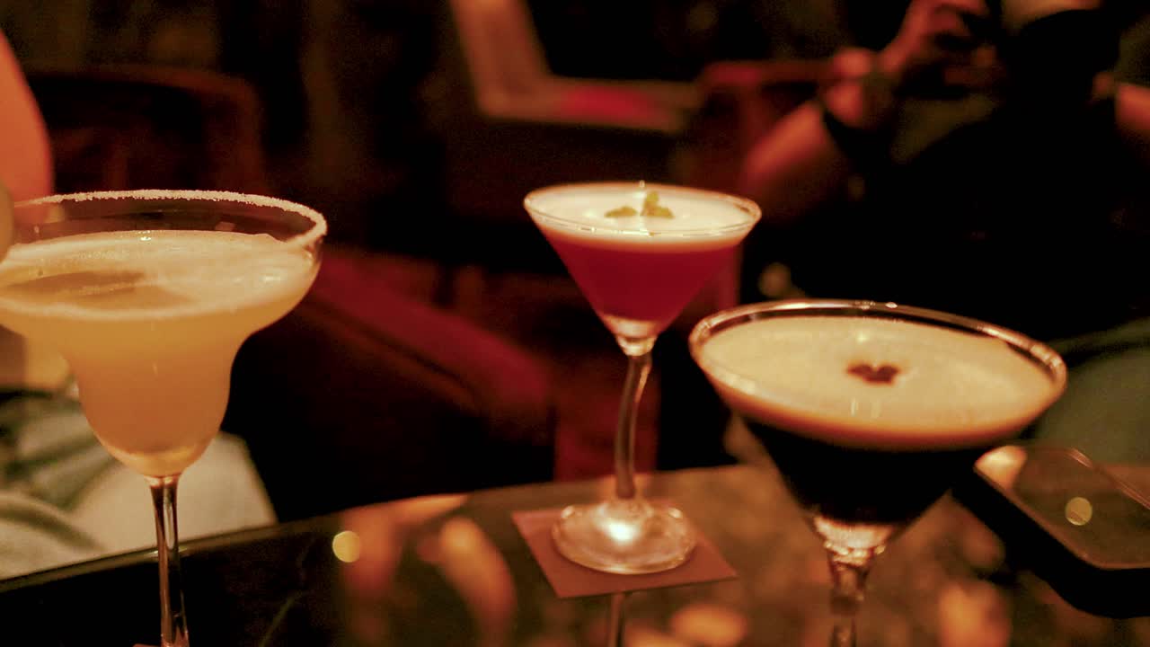 cocktail colorati su un tavolo a bangkok