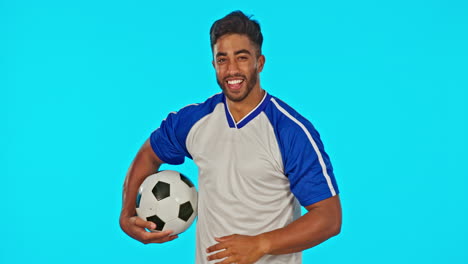 pelota de fútbol, hombre sonrisa y pulgares hacia arriba en el estudio