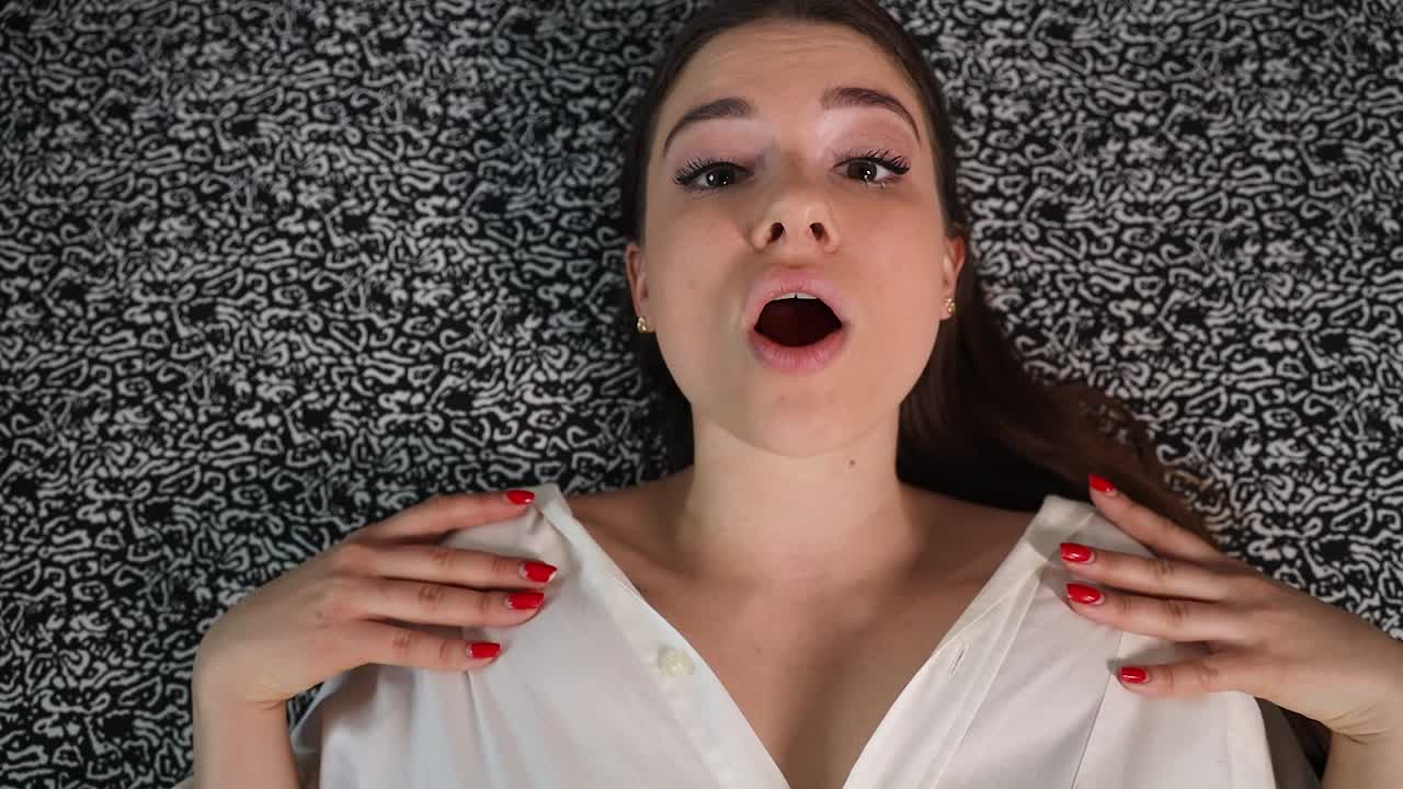 vista superior de una mujer cantando mientras se acuesta sobre su espalda