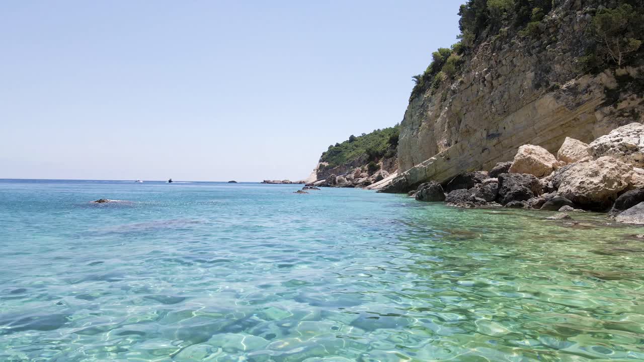Un drone sorvola la superficie delle coste rocciose di Zante, Grecia