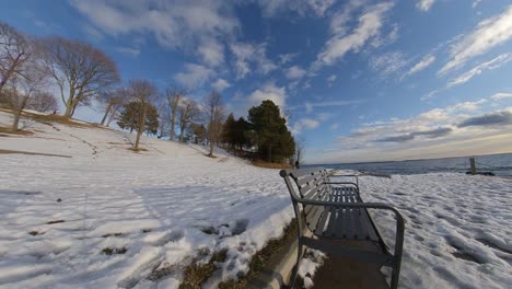 timelapse de movimiento de invierno durante la puesta de sol cerca de la costa