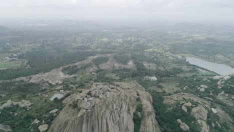 Toma-Aérea-Inclinada-Hacia-Abajo-Sobre-La-Cima-De-Una-Colina,-Ghats-Occidentales-De-La-India