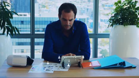animación de un hombre de raza mixta trabajando en una red de conexión con iconos