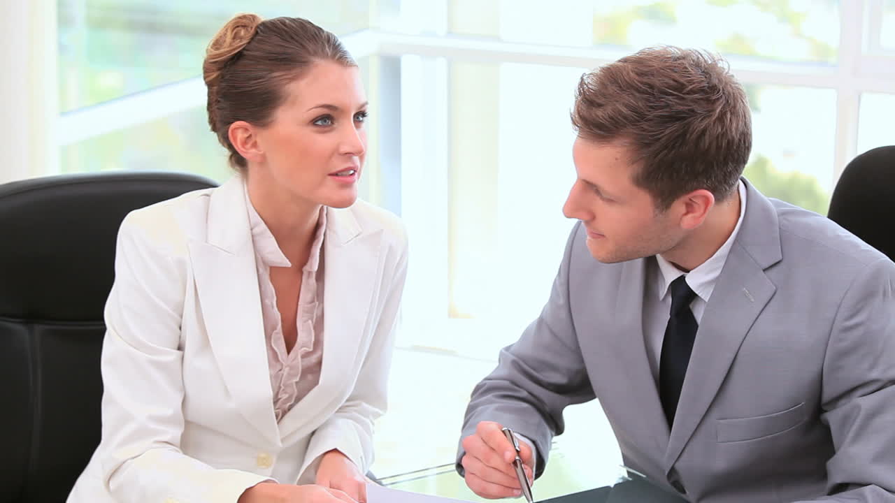 ejecutivos que trabajan juntos en documentos