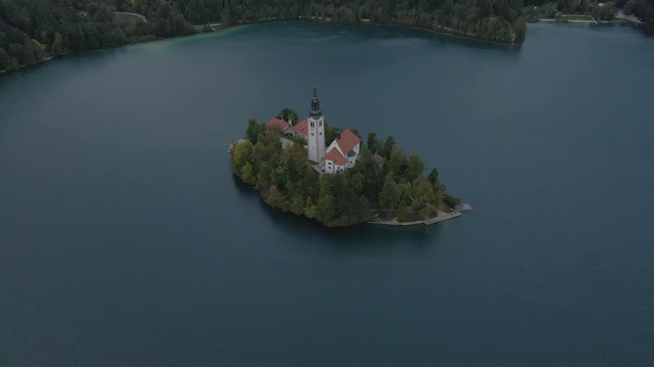 Lago di Bled e Alpi Giulie che risplendono all'alba con la chiesa sull'isola, Slovenia