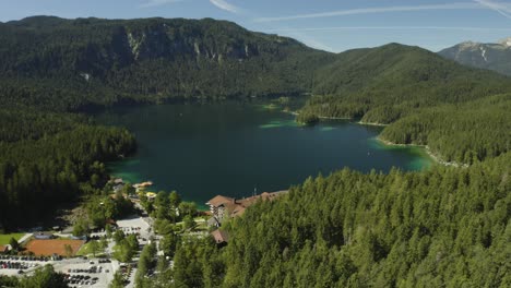 Hermosa-Toma-Aérea-Del-Lago-Eibsee-En-Alemania