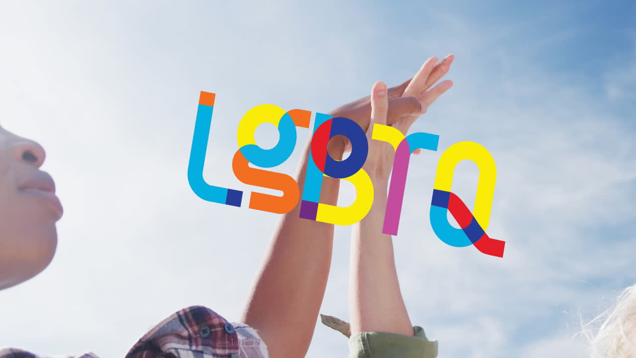 야외에서 레즈비언 커플의 손을  ⁇ 고 있는 lgbtq의 애니메이션