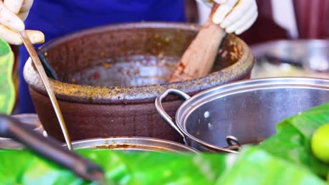 la preparación de la ensalada de papaya thai som tum
