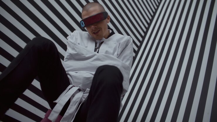 Uomo in camicia di forza con occhiali digitali