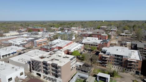 Downtown-Oxford,-Mississippi-skyline-with-drone-video-moving-low-and-forward