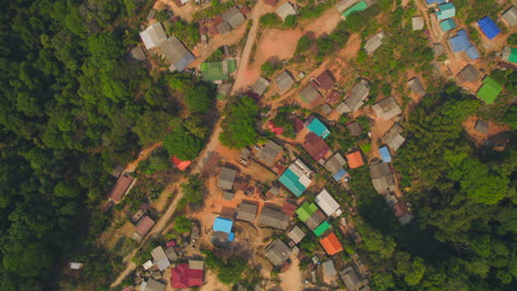 Casas-De-Chabolas-En-El-Pueblo-Tradicional-Tailandés-En-Las-Montañas-De-Chiang-Mai