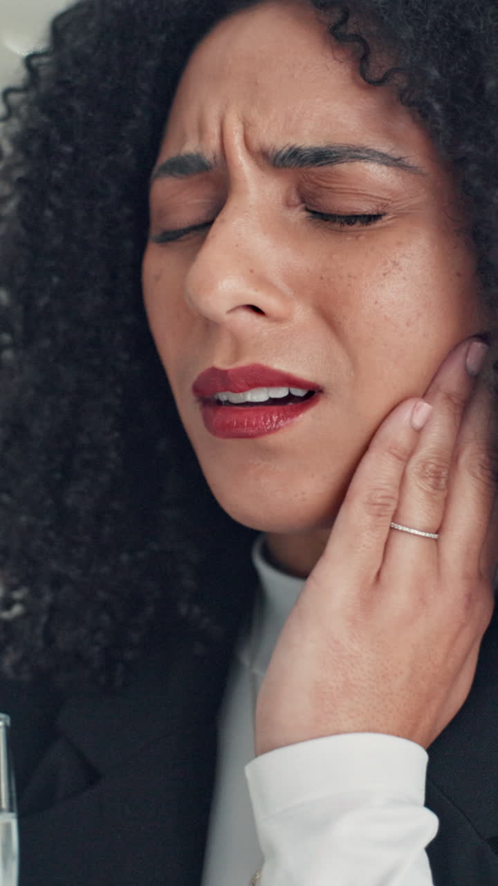 Close de mulher sofrendo com dor de dente ou dor na mandíbula