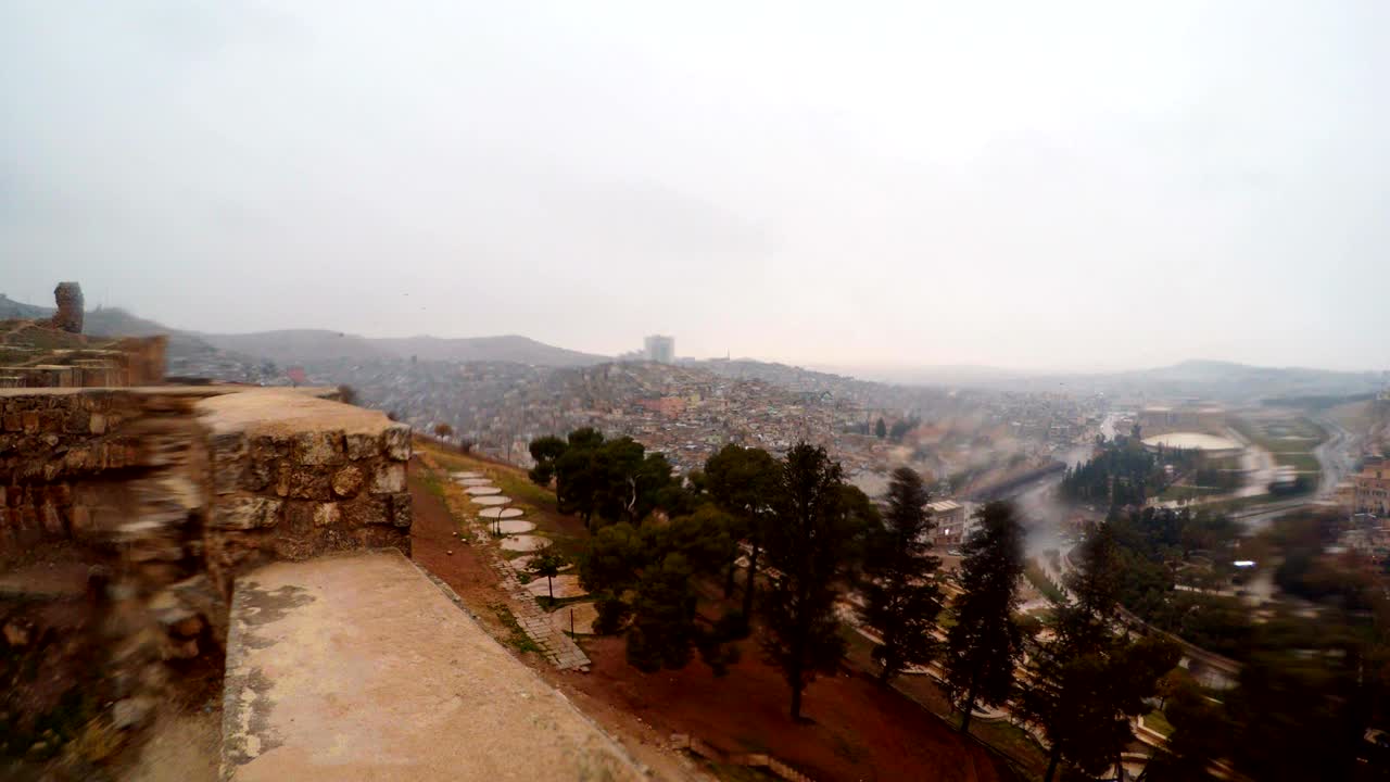 vista de la ciudad y el parque khalil-ur-rehman desde las paredes del castillo de urfa nieve y lluvia