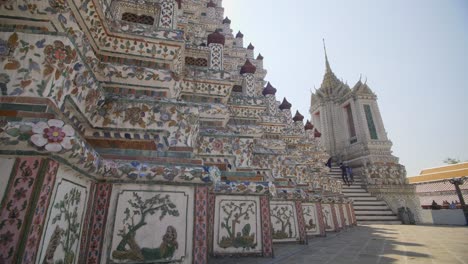 pared decorada del templo de wat arun