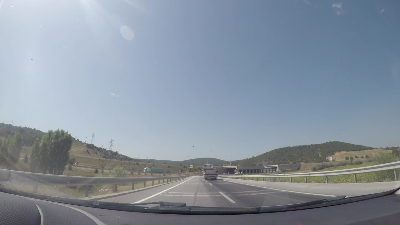 차량 내부의 카메라에서 도시, 자연 및 교통 뷰.