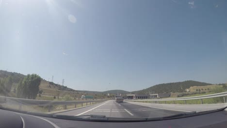 vista de la ciudad, la naturaleza y el tráfico desde la cámara dentro del vehículo.