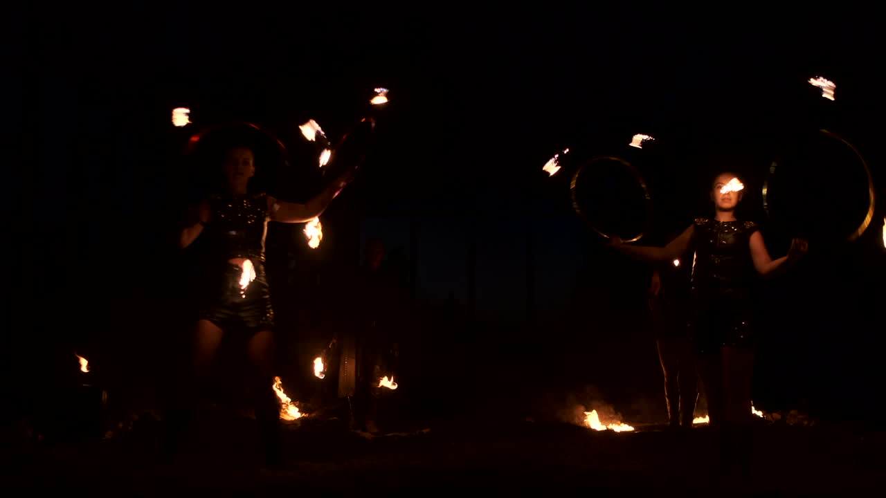 불 글러 그룹 - 사람들이 어두운 야외 공연에서 불을 습니다.