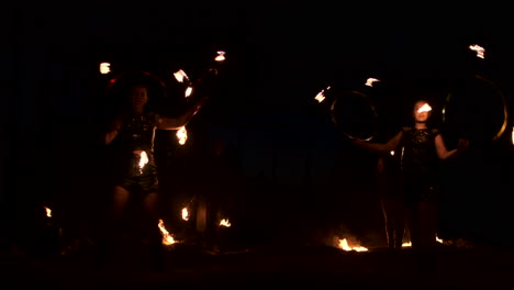 grupo de malabaristas de fuego. la gente escupe fuego en una noche oscura al aire libre.