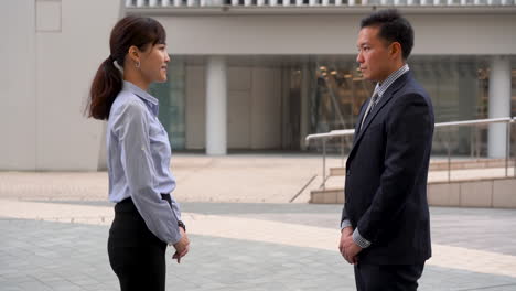 일본인 비즈니스맨과 비즈니스맨은 서로 굴복하고, 존중하고, 공식적으로 인사합니다.