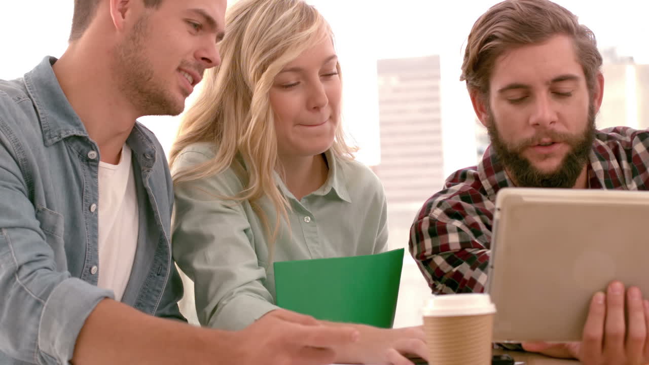 креативная бизнес-команда смотрит на планшет