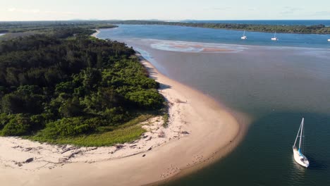 Luftdrohnenaufnahme-Der-Landschaft-Natur-Yachtboote-Sand-Flache-Ufer-Des-Flusseinlasses-Hastings-Buschland-Port-Macquarie-Mitte-Der-Nordküste-Reisen-Tourismus-NSW-Australien-4k