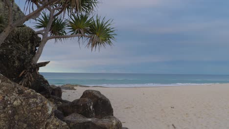 Olas-Rodando-Hasta-La-Arena-Limpia-Y-Clara-De-La-Playa-Currumbin---Gold-Coast-Australia