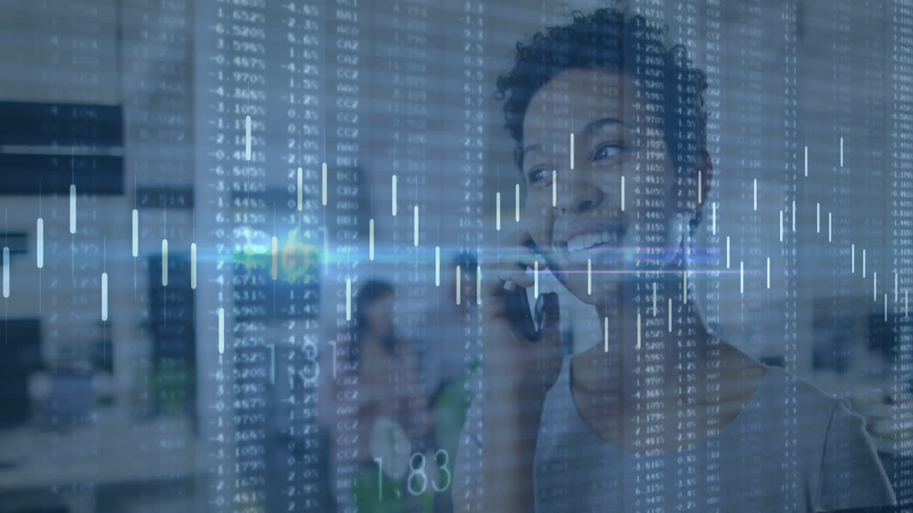 Animazione di elaborazione dati finanziari su donna d'affari birazziale che usa lo smartphone