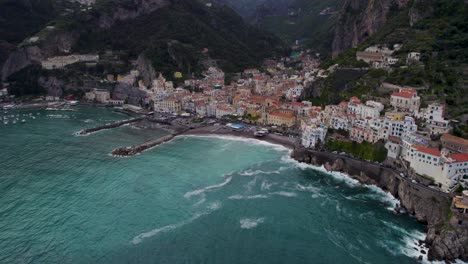 impresionante vista aérea de la hermosa ciudad turística de amalfi, italia - drone aéreo estableciendo vista