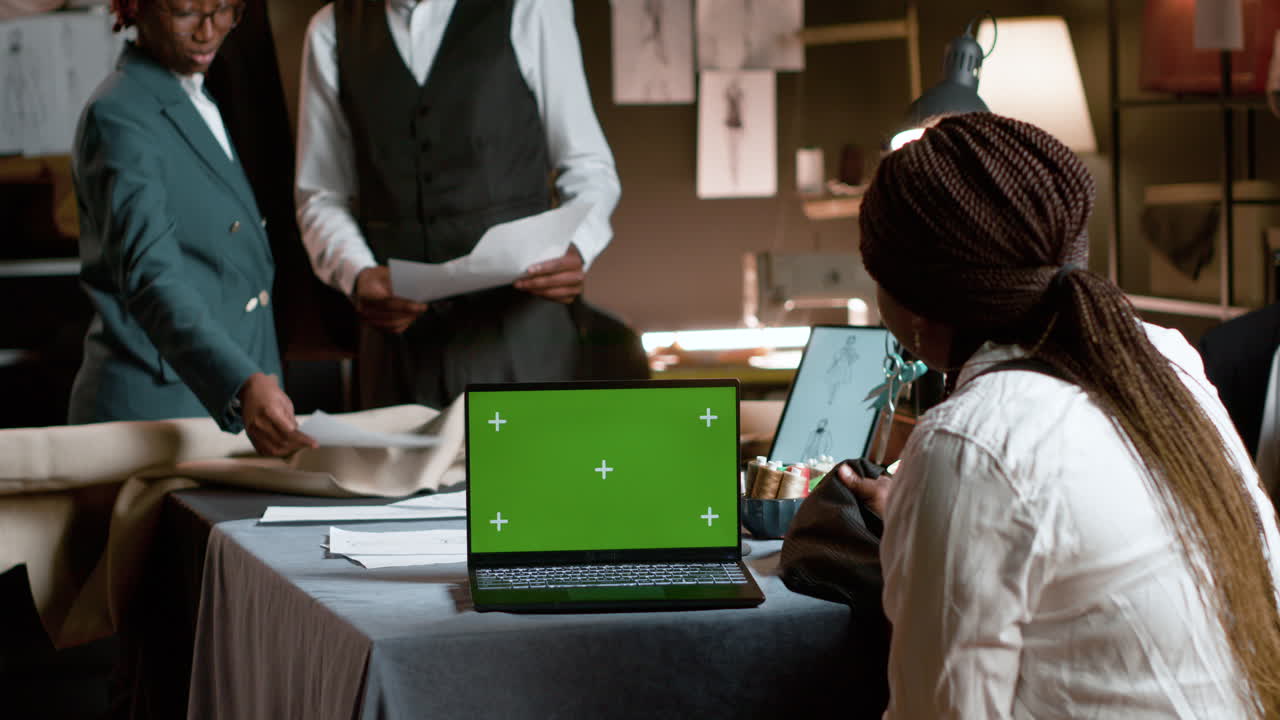 profesionales que trabajan en la sastrería