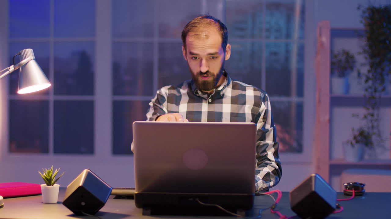 hombre trabajando en la computadora portátil por la noche