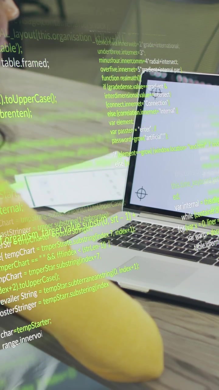 Animación de procesamiento de datos sobre una empresaria en videollamada en su portátil con espacio para texto
