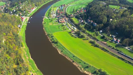 Blick-Auf-Die-Elbe-Mit-Siedlungen-Unterhalb-Des-Felsmassivs-Der-Bastei-Im-Nationalpark-Sächsische-Schweiz,-Deutschland