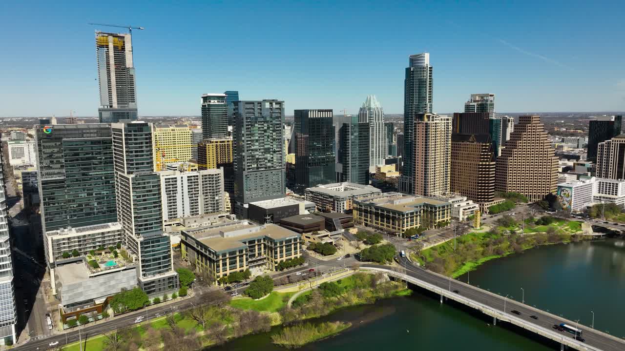 프레임에 콜로라도 강이 있는 텍사스주 오스틴 시내의 공중 촬영