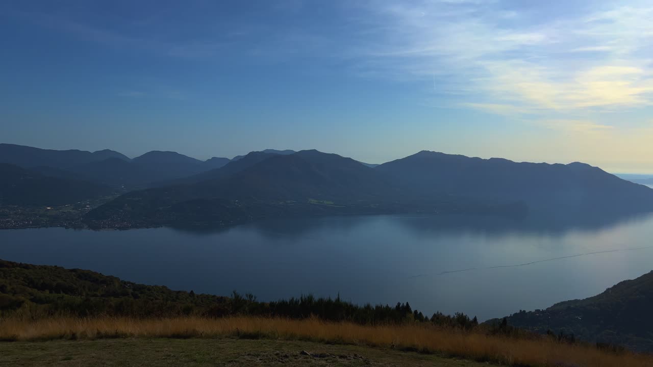 몬테 카르자 관점에서 본 마조레 호수의 파노라마 패닝 경치