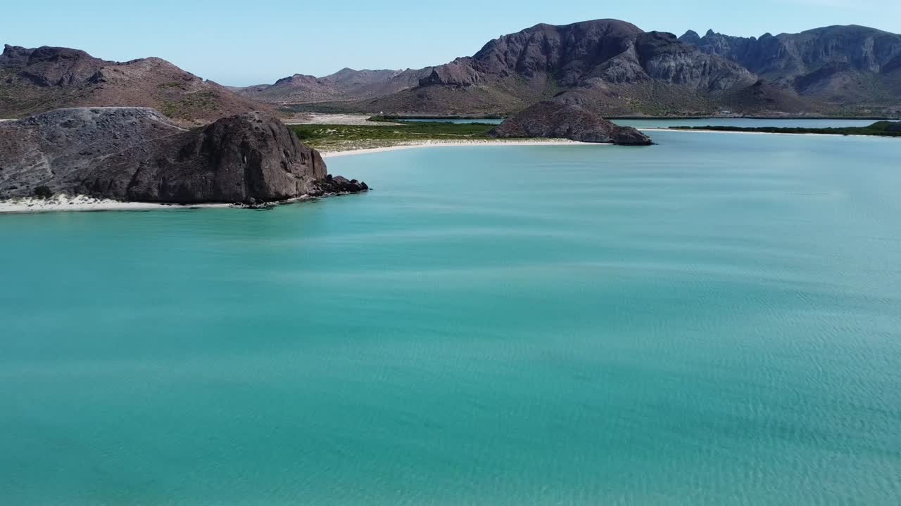 una antena de impresionantes aguas turquesas y paisajes montañosos en la playa balandra en baja california sur, la paz, méxico