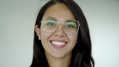 mujer asiática feliz mirando a la cámara
