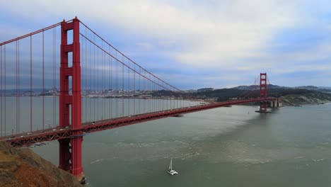 Increíble-Cielo-Azul-Con-Destellos-Naranjas-Sobre-El-Puente-Golden-Gate.