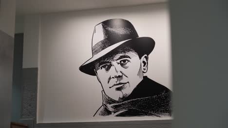 disparo lento revelador de un retrato en blanco y negro en una pared dentro de una universidad