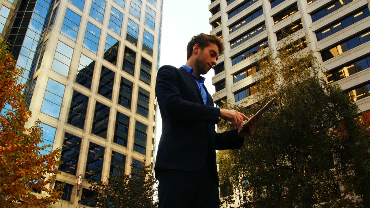 hombre de negocios usando una tableta digital