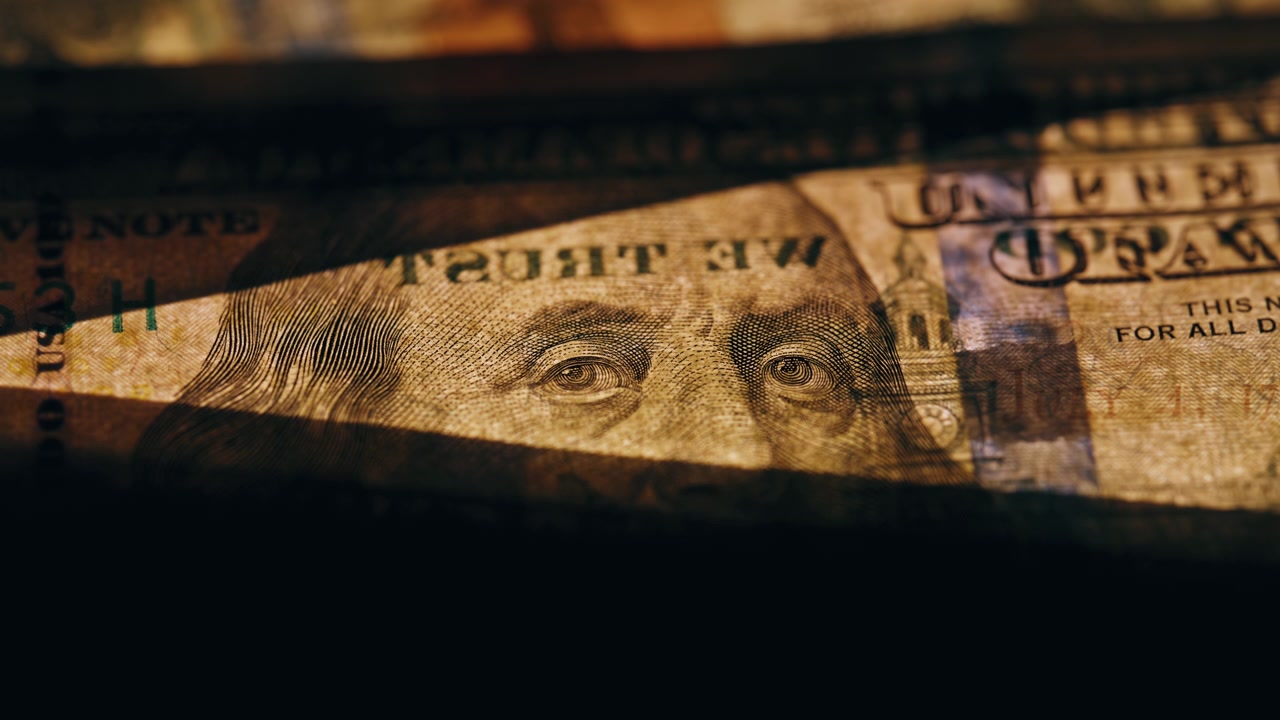Kağıt para morötesi ışık gösterisi yakın çekim. Lamba altında parlayan banknotlar