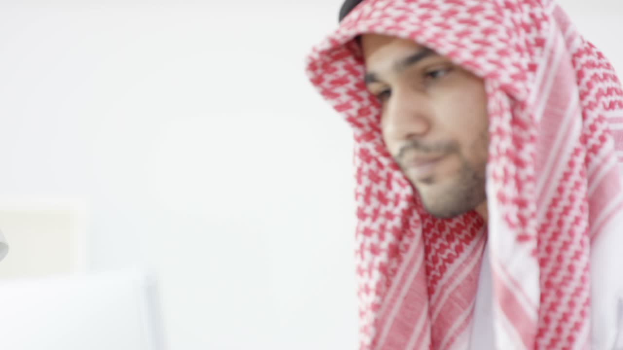 Uomini d'affari arabi mediorientali