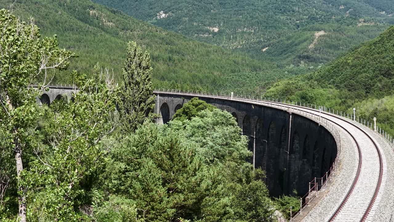 Viadotto in un paesaggio verde