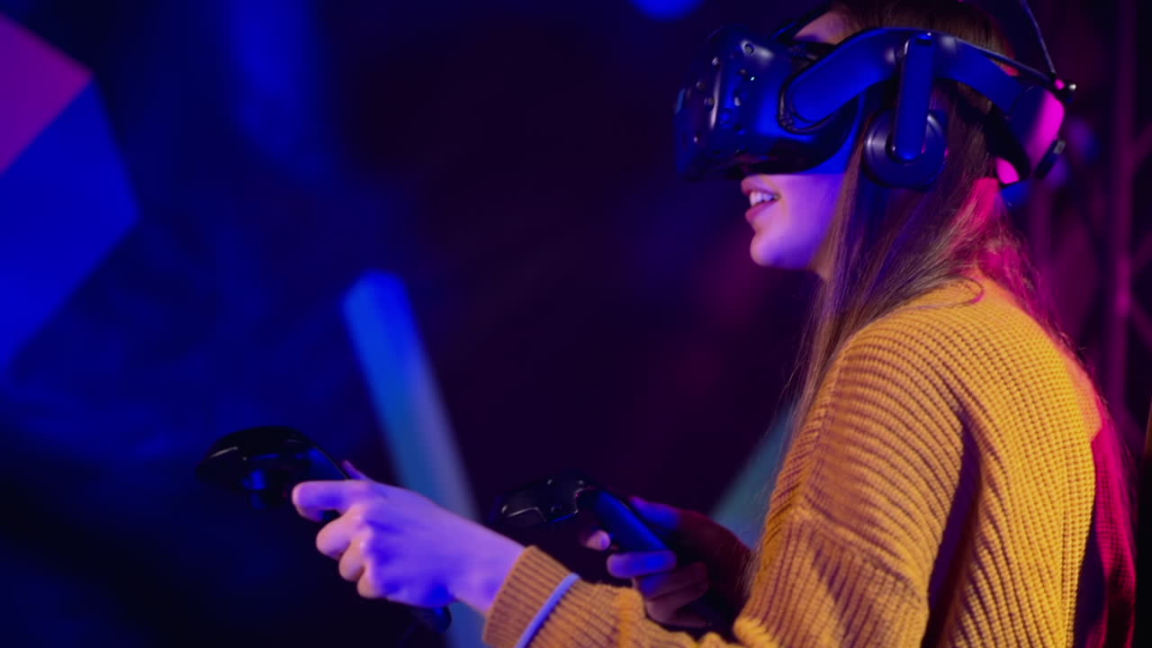 Ragazza che gioca con un visore per la realtà virtuale