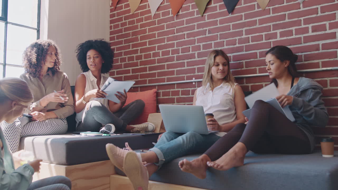 mujeres en una reunión productiva