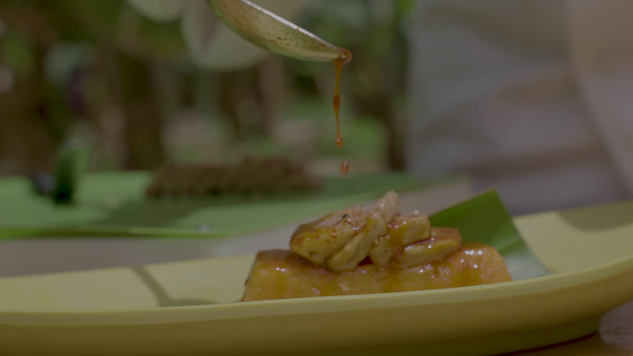 스쿼시, 참치, 기름, 후추, 씨앗으로 접시를 장식하고 제공할 접시를 준비하는 요리사