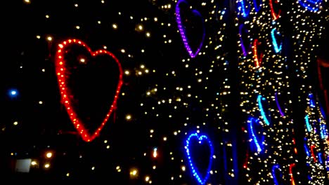 hermosa iluminación callejera de la ciudad para el día de san valentín
