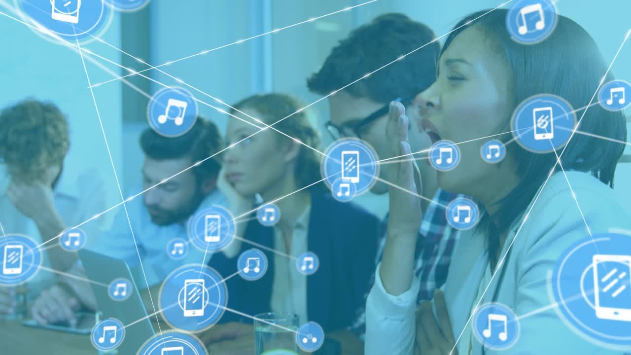 Animación de red de conexiones sobre diversas personas de negocios usando auriculares telefónicos