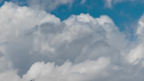 el lapso de tiempo del cielo azul moviendo las nubes de fondo.