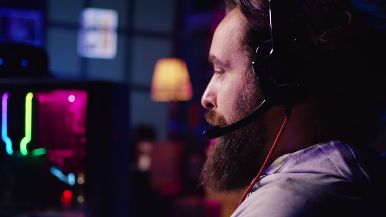 Zoom em homem curtindo videogame FPS cooperativo, batalhando contra robôs voadores com seus amigos online.